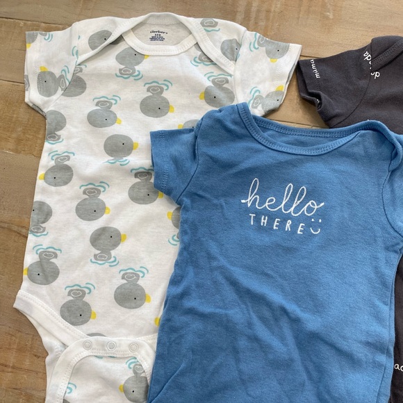 Baby boy bundle of 5 onesie footies Nwt baby clothes lot - Picture 8 of 15